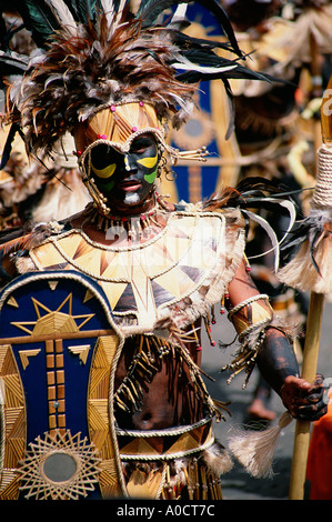 Un participant au Dinagyang Festival, un festival annuel qui a lieu fin janvier à Iloilo, Panay, aux Philippines. Banque D'Images