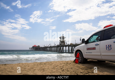Lifeguard chariot avec pier en arrière-plan, Huntington Beach, Californie, USA (juillet 2006) Banque D'Images