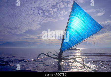 Un Jukung traditionnel ou outrigger voile utilisée par les pêcheurs sur la plage de Sanur Bali Indonésie Banque D'Images