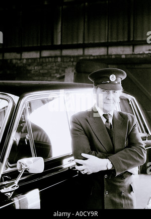 Chauffeur en Angleterre en Grande-Bretagne au Royaume-Uni Royaume-Uni. Occupation travail voiture pilote la richesse de vie de la vie Banque D'Images