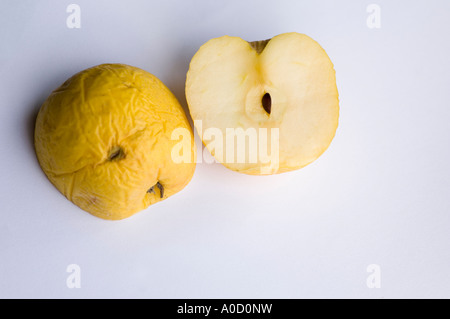 Pomme coupée au milieu Banque D'Images