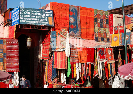 Moquettes et tapis à vendre dans les souks de Marrakech Banque D'Images