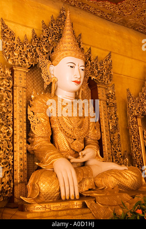 Photographie du Bouddha à la Shwezigon Paya Monywa au Myanmar central en 2006 Banque D'Images