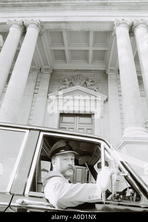 Chauffeur à Londres en Angleterre en Grande-Bretagne au Royaume-Uni Royaume-Uni. Conducteur travaux Profession Arts Banque D'Images