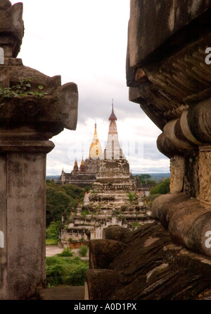 Photographie de la Pagode Ananda lointain à Bagan au Myanmar 2006 Cette photo a été prise à partir de la Pagode Shwegugyi Banque D'Images