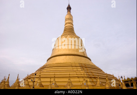 Photographie de l'énorme Paya Shwemawdaw à Bago au Myanmar Banque D'Images