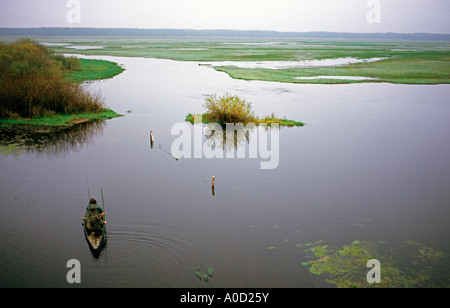 Dans Brzostowo Biebrza river village, pêcheur avec canoe Banque D'Images