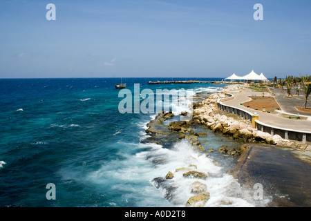 Côte de Curacao Netherlands Antilles avec le Mega Pier à l'arrière Otrabanda Willemstad Banque D'Images