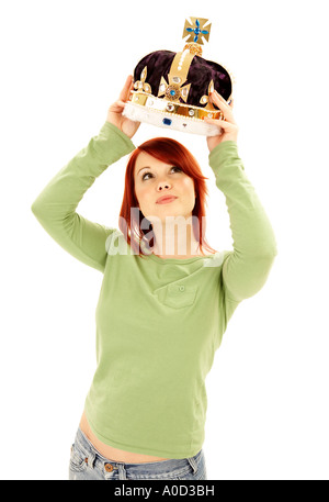 Jeune femme tenant la couronne sur la tête du parti Banque D'Images