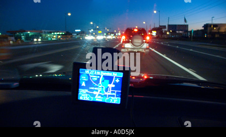 Affichage d'un système de navigation GPS sur le tableau de bord de voiture de nuit Banque D'Images