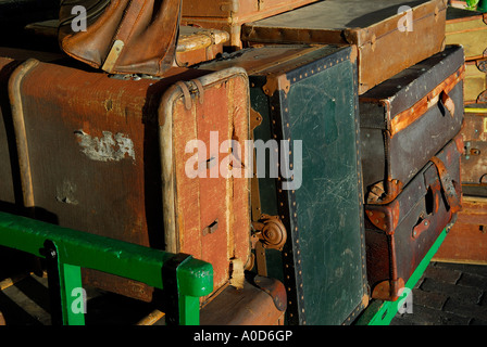De vieux bagages sur la plateforme de la gare de chemin de fer Banque D'Images