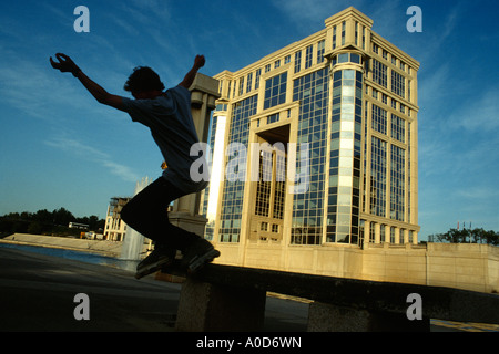 France Montpellier Rollerblader skating à l'extérieur de l'Hôtel de région dans le quartier Antigone contemporaine Banque D'Images