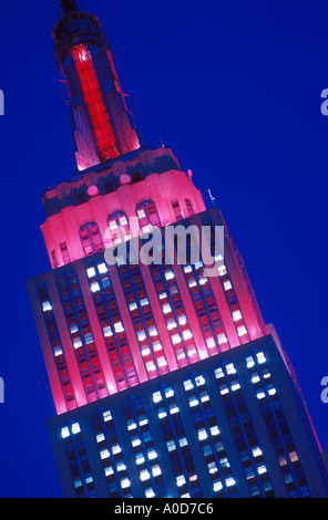 États-unis New York New York Empire State Building éclairé au crépuscule Banque D'Images