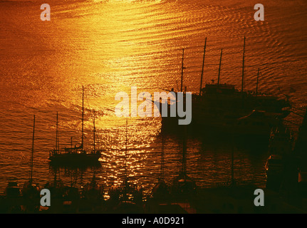 Grèce, Santorin, bateau, coucher de soleil, silhouette Banque D'Images