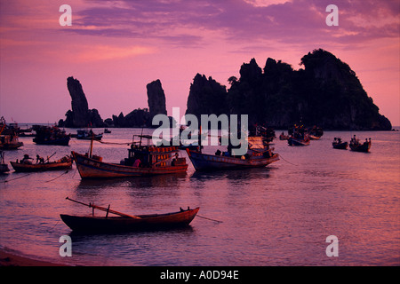 Vietnam, député Phu Tu rock formations, Quong Beach, bateaux de pêche, coucher du soleil Banque D'Images
