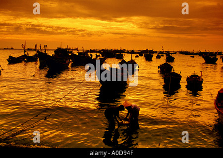 Vietnam, Vung Tau, coucher du soleil, des bateaux de pêche Banque D'Images
