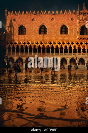 Palais des Doges reflète dans la Piazza San Marco inondés à marée haute Venise Italie Banque D'Images