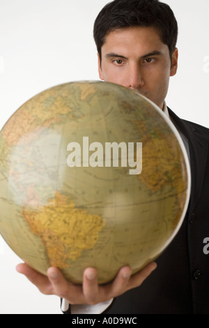 Man holding globe Banque D'Images