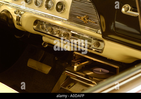 Tableau de bord et sous-dash sur une platine d'enregistrement 1956 Dodge Custom Royal Lancer D500 Banque D'Images