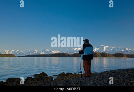 Un pêcheur solitaire envisage une bonne captures Banque D'Images