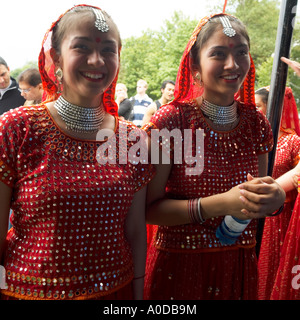 Danseurs indiens en costume traditionnel à la Mela Gunnersbury Park London UK Banque D'Images