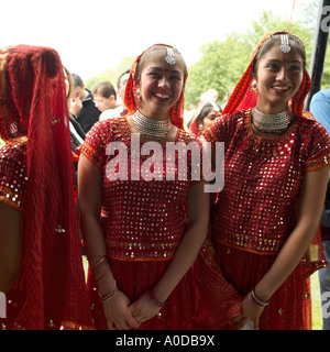 Danseurs indiens en costume traditionnel à la Mela Gunnersbury Park London UK Banque D'Images