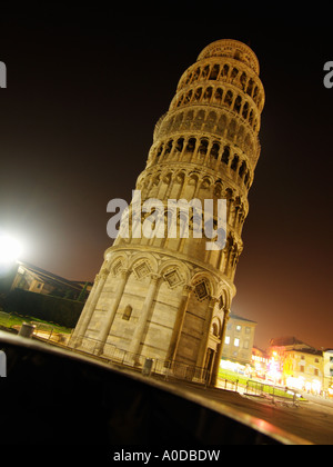 La célèbre Torre Pendente ou tour de Pise dans la nuit Toscane Italie Banque D'Images