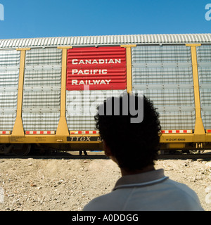 Train de marchandises du Canadien Pacifique traverse un garçon par la voie Banque D'Images