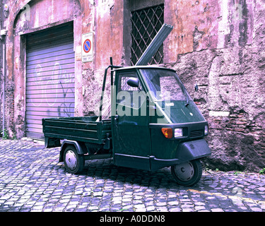 Piaggio dans petite rue pavée du ramasseur van Rome, Italie, Europe Banque D'Images