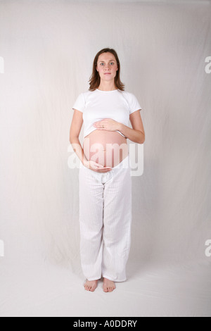 Santé de la jeune femme enceinte très attrayants en montrant son nez de plus en plus enfant bébé estomac 34 semaines le profil avant. Banque D'Images