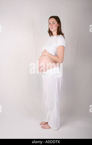 Santé de la jeune femme enceinte très attrayants en montrant son nez de plus en plus enfant bébé estomac 34 semaines profil latéral Banque D'Images