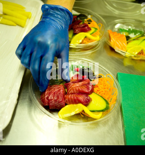 La préparation des sushis pour prendre - de là. Banque D'Images