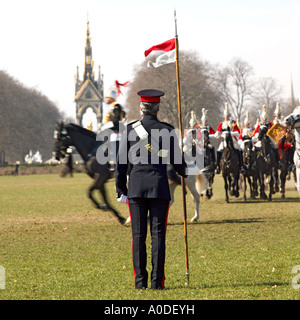 Formation de cavalerie de famille modèle ne libération requise : Vue arrière, flou, et uniforme rend tous méconnaissables Banque D'Images