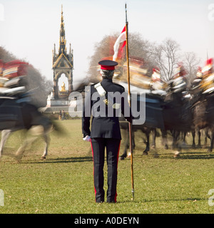 Formation de cavalerie de famille modèle ne libération requise : Vue arrière, flou, et uniforme rend tous méconnaissables Banque D'Images