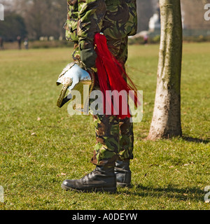 Soldat britannique est titulaire d'éliminé Household Cavalry helmet modèle ne libération nécessaire : la récolte et le rendre méconnaissable uniforme Banque D'Images