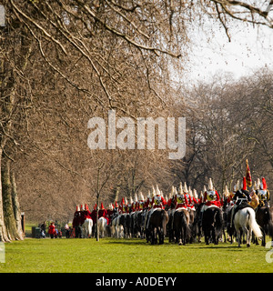 L'exercice de formation de cavalerie de famille modèle ne libération requise : long shot, l'arrière, de l'uniforme font toute méconnaissable Banque D'Images