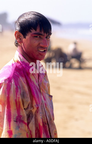 Un jeune Indien homme portant les couleurs du Festival Holi en Inde Banque D'Images