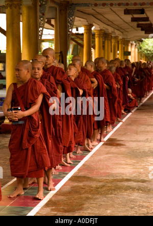 Photographie de moines bouddhistes avec leurs bols mendicité attendant l'heure du repas à Kha Khat Wain Kyaung à Bago au Myanmar 2006 Banque D'Images