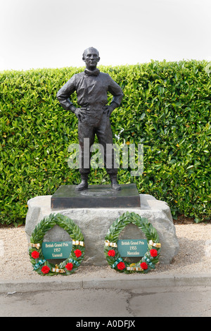 Statue de Sir Stirling Moss à Mallory Park, le circuit de course de voiture Leicestershire. Banque D'Images