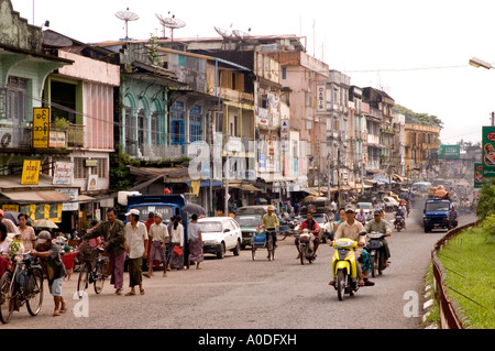 Photographie d'une scène de rue général de la route principale de Bago au Myanmar Banque D'Images