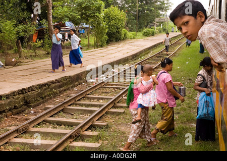 Photographie des passagers de la capture d'un réseau express régional à Yangon au Myanmar 2006 Banque D'Images