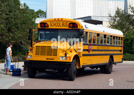 Bus scolaire américain USA bus jaune utilisé pour le transport des écoliers et des étudiants américains Banque D'Images