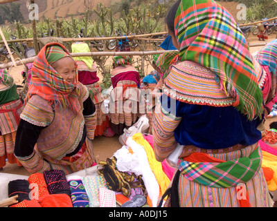 Vietnam peuvent cau des H mong marché hilltribe femmes portant le costume traditionnel à l'échoppe de marché la vente de tissus à motifs Banque D'Images