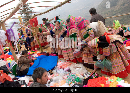 Vietnam Flower Hmong de Cancau marché hilltribe femmes portant le costume traditionnel à l'échoppe de marché vendant des articles de mercerie Banque D'Images