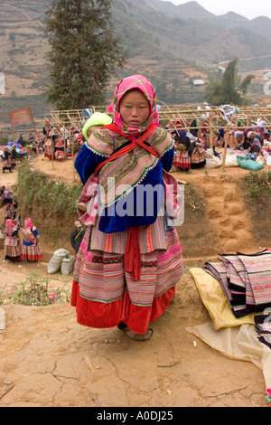 Nord-ouest du Vietnam peuvent cau des H mong marché hilltribe minoritaires femme avec enfant sur des colline au-dessus le marché Banque D'Images