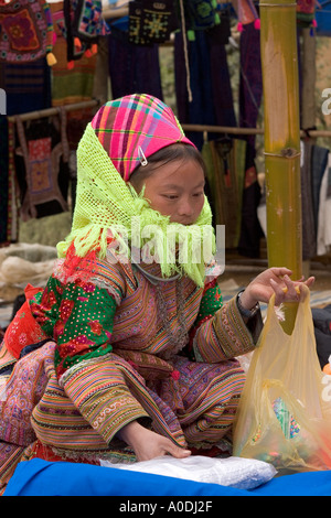 Vietnam peuvent cau des H mong marché hilltribe femme portant le costume traditionnel enroulé contre le froid Banque D'Images