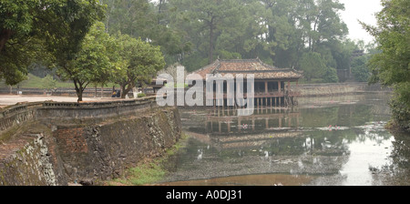 Vietnam Hue Royal Tombs tombeau de l'Empereur Tu Duc Pavillon Xung Khiem sur Luu Khiem Lac Vue Panoramique Banque D'Images