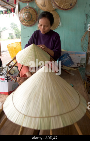 Vietnam Hue Central de l'artisanat vêtements femme part faire chapeau conique de feuilles de palmiers Banque D'Images