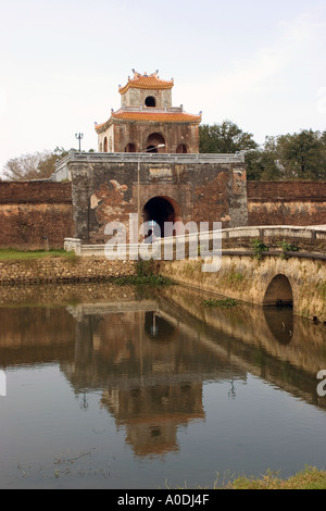 Vietnam Hue Citadelle Royale centrale porte Quang Duc et pont sur les douves Banque D'Images