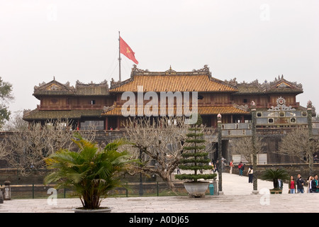 Vietnam Hue Citadel enceinte impériale de la porte Ngo Mon palais Thai Hoa avec drapeau national vietnamien Banque D'Images